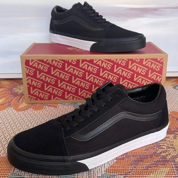 Vans Men’s Old Skool
(Mono Bumper) Black/True
VN0A38G1Q9C
Sneakers - Picture 2 of 16